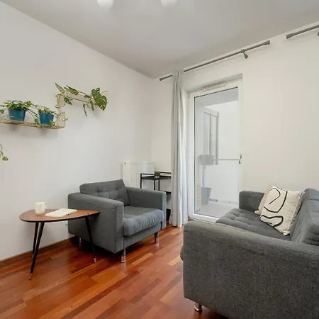 Black And Brown With Free Parking And Furnished Balcony In By Renters Apartamento Wrocław