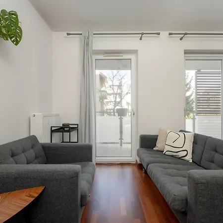 Apartamento Black And Brown With Free Parking And Furnished Balcony In By Renters