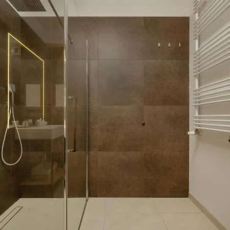 Appartement Black And Brown With Free Parking And Furnished Balcony In By Renters