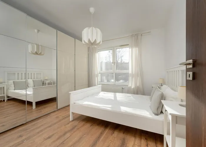 Black And Brown With Free Parking And Furnished Balcony In By Renters 브로츠와프