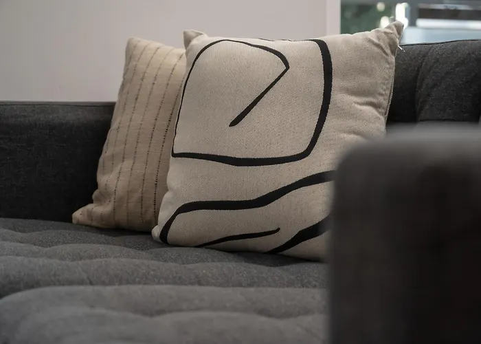 Black And Brown With Free Parking And Furnished Balcony In By Renters 아파트