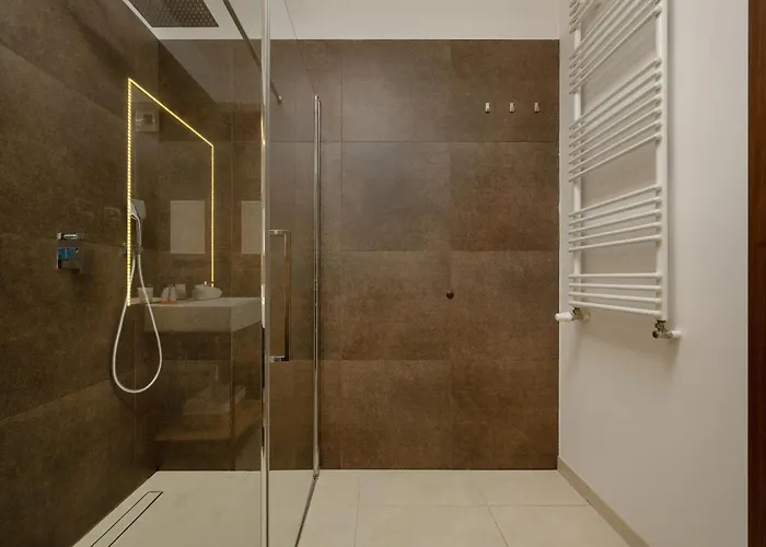 아파트 Black And Brown With Free Parking And Furnished Balcony In By Renters