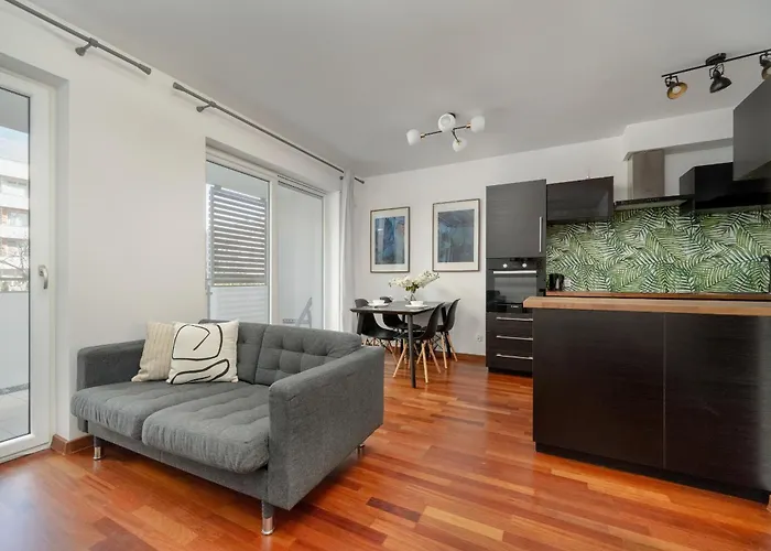 Black And Brown With Free Parking And Furnished Balcony In By Renters 브로츠와프